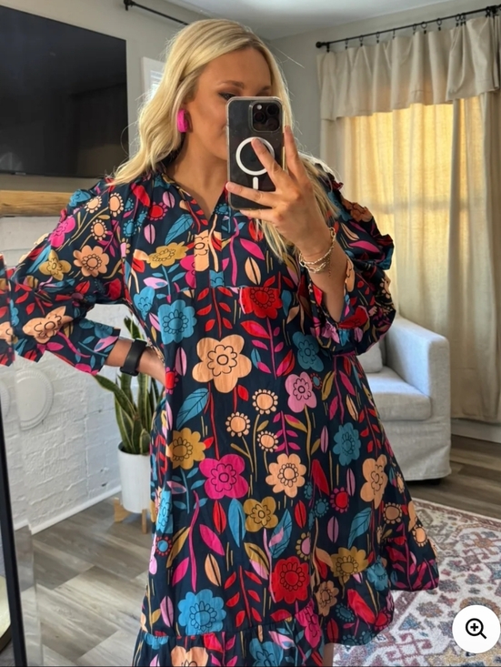 Apple boulevard Dresses & Skirts - Apple Boulevard Floral Tiered V-Neck Shift Dress in Navy Floral Multi Size Small